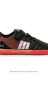Vista de perfil de zapatilla deportiva respetuosa negra y roja con logotipo blanco y suela plana sin elevación en el talón.