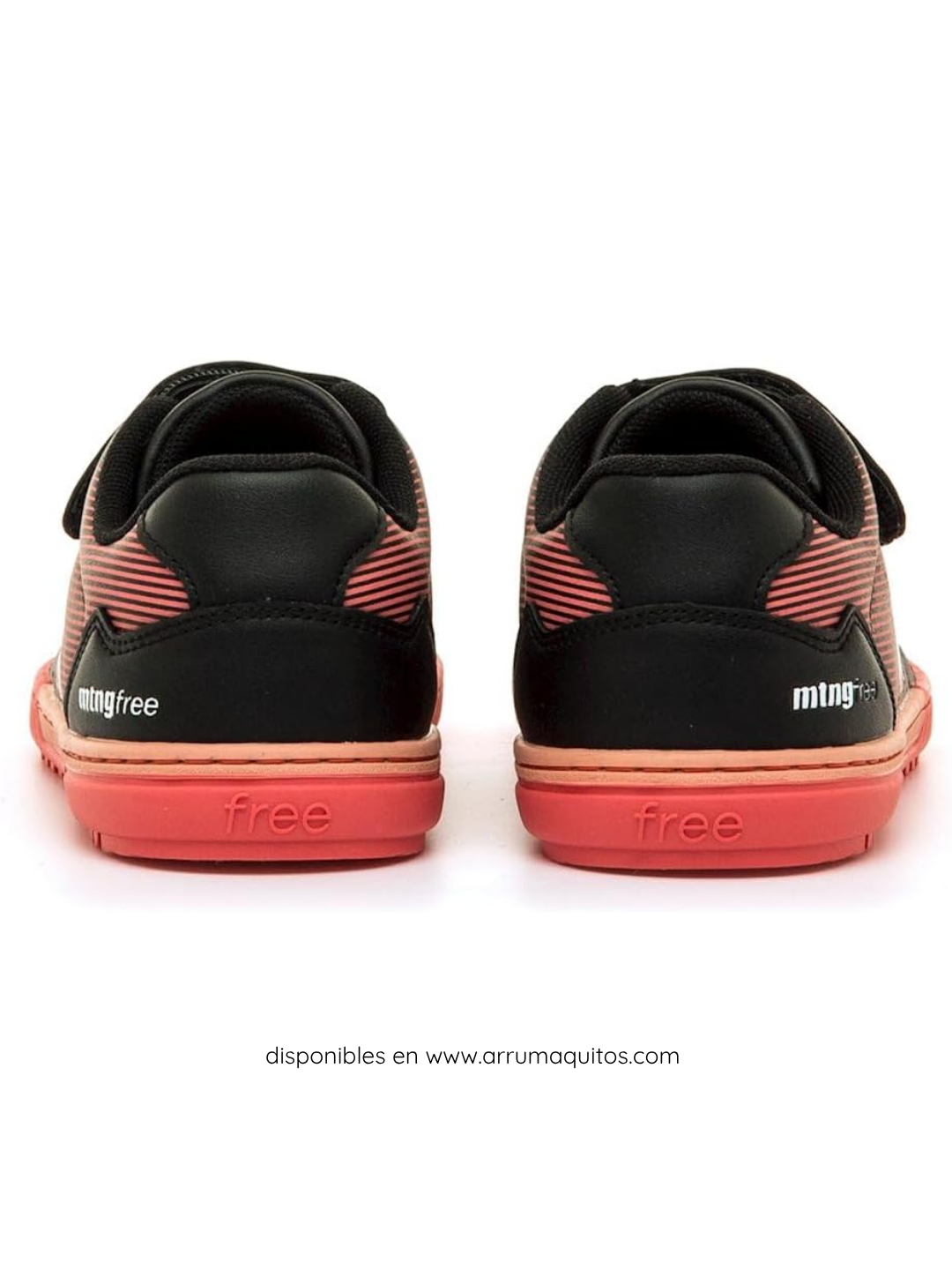 Vista trasera del par de zapatillas negras sobre suela roja plana, mostrando la zona del talón blanda y flexible.