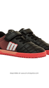 Par de zapatillas deportivas respetuosas en color negro con detalles rojos y suela flexible, vista en ángulo tres cuartos.