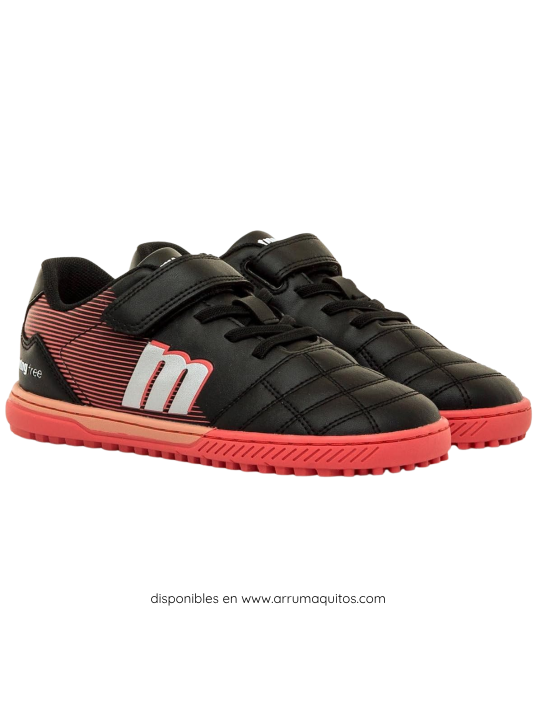 Par de zapatillas deportivas respetuosas en color negro con detalles rojos y suela flexible, vista en ángulo tres cuartos.